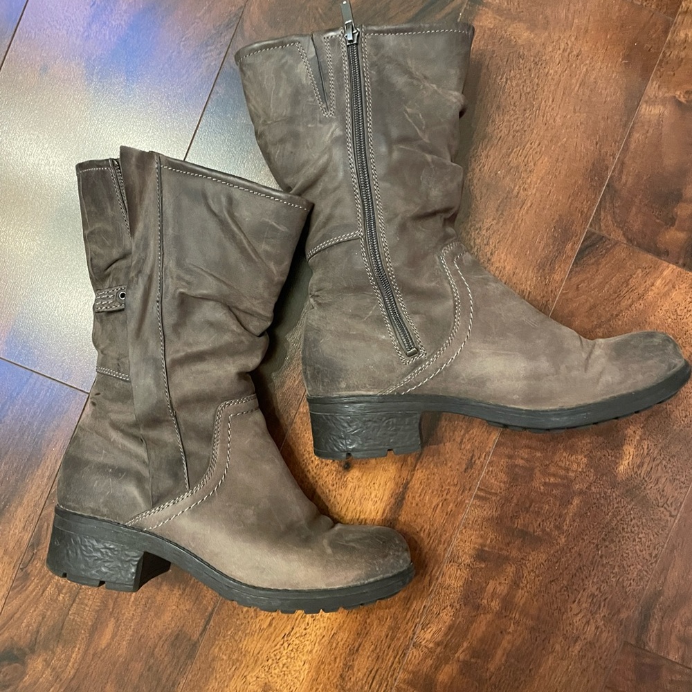 Clark’s mid-calf leather boot, distressed look, rubber sole